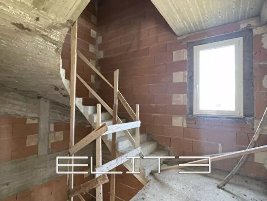 Immagine 10 di Casa indipendente in vendita  a Osimo