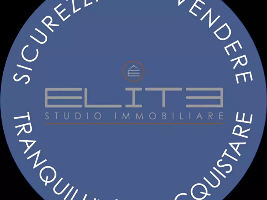 Immagine 1 di Magazzino in affitto  a Ancona