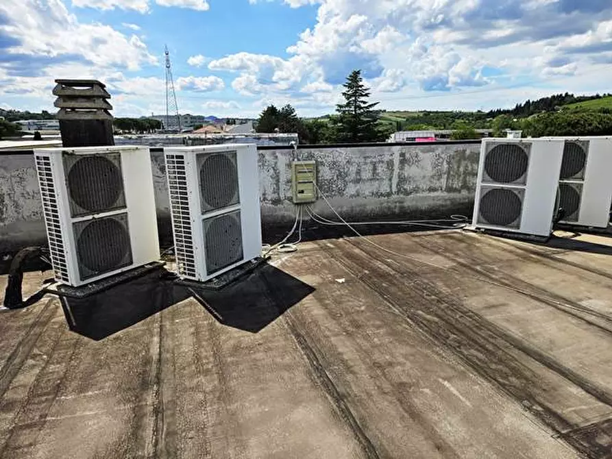 Immagine 8 di Negozio in vendita  in via Ausa 171 a Coriano