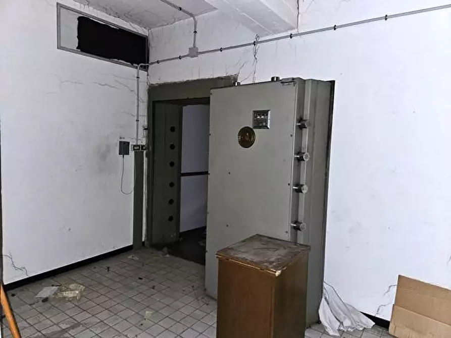 Immagine 10 di Negozio in vendita  in via Ausa 171 a Coriano