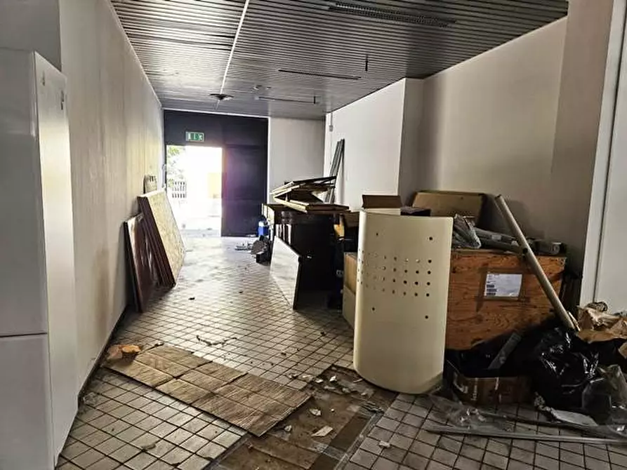 Immagine 17 di Negozio in vendita  in via Ausa 171 a Coriano