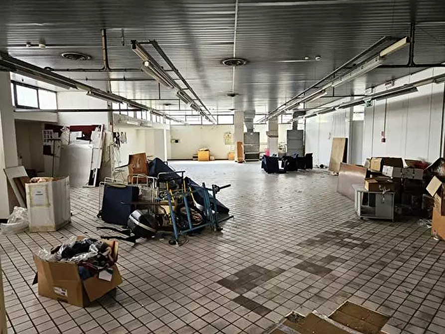 Immagine 20 di Negozio in vendita  in via Ausa 171 a Coriano