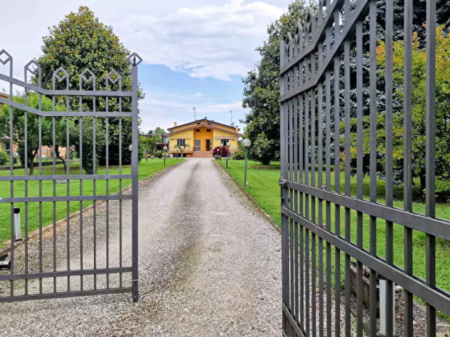 Immagine 1 di Casa bifamiliare in vendita  in via donizetti a Salzano