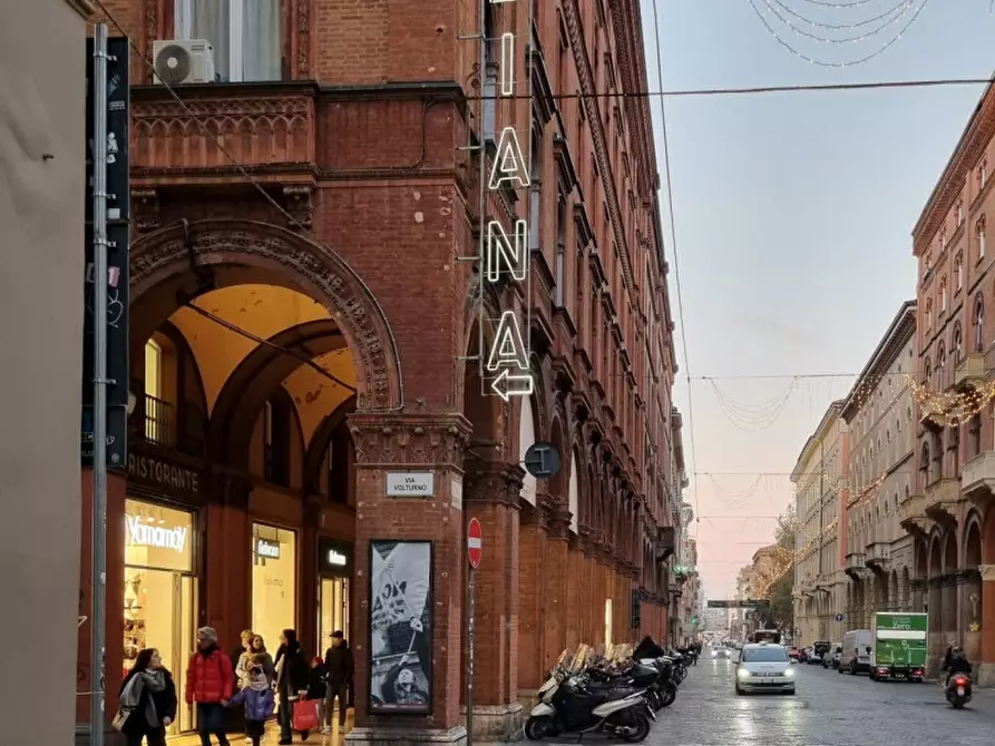 Immagine 1 di Negozio in vendita  in Via Volturno a Bologna