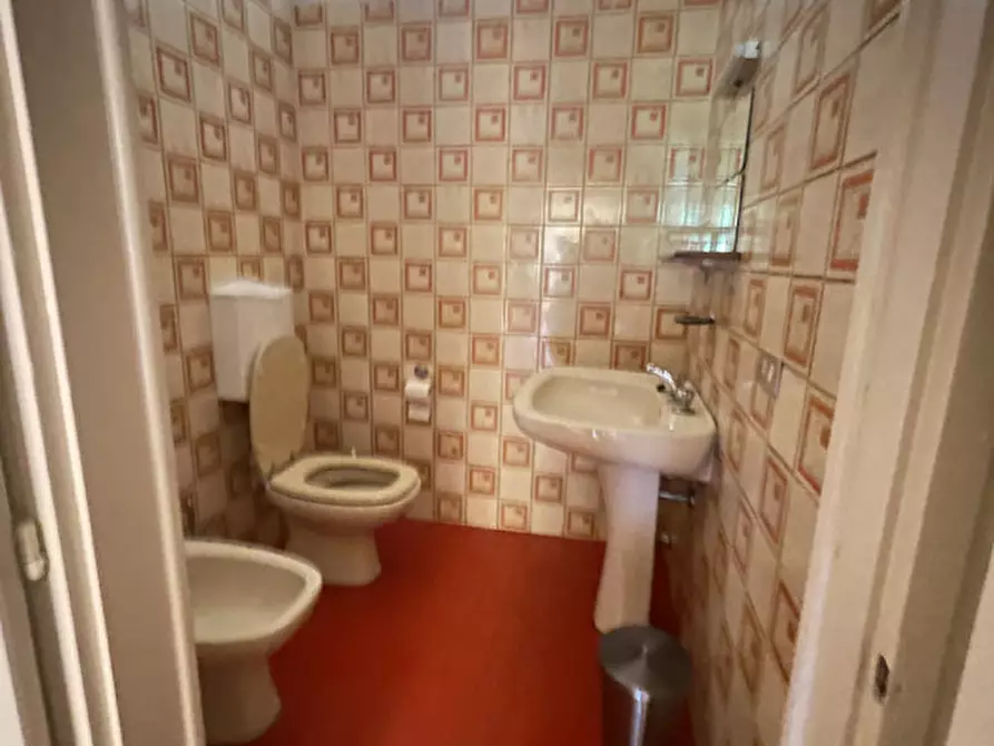 Immagine 10 di Ufficio in affitto  a Suzzara