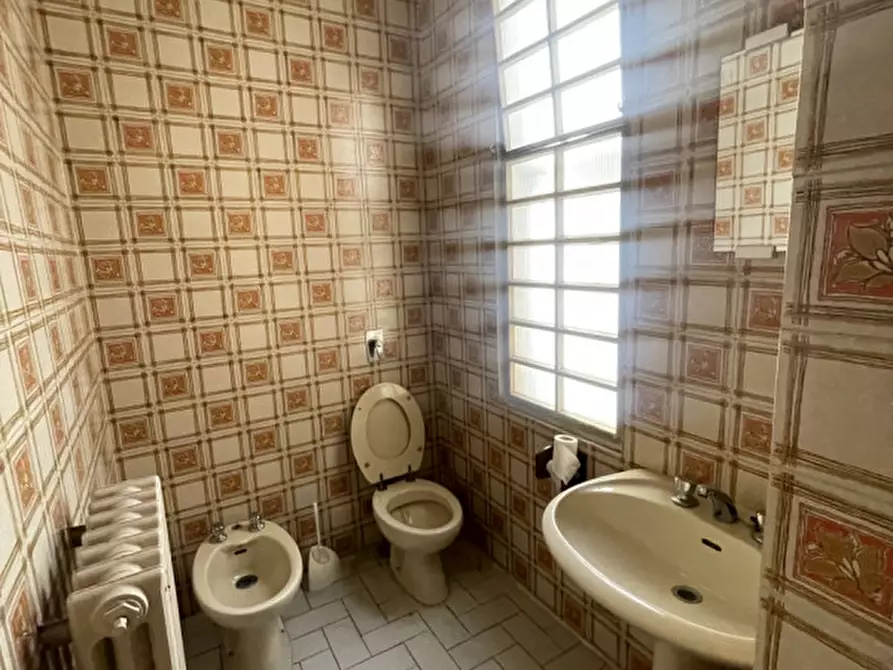 Immagine 16 di Ufficio in affitto  a Suzzara