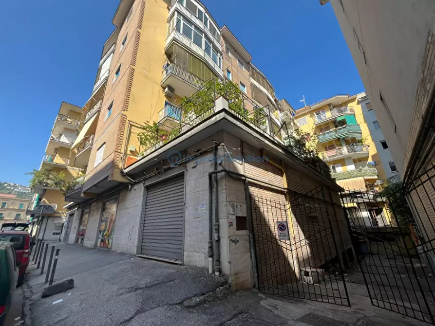 Immagine 1 di Magazzino in affitto  in Via Paolo Della Valle a Napoli