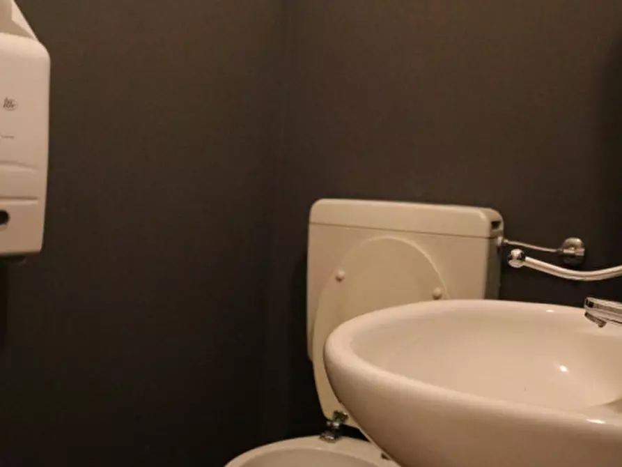 Immagine 5 di Attività commerciale in vendita  in Via Bari a Bolzano