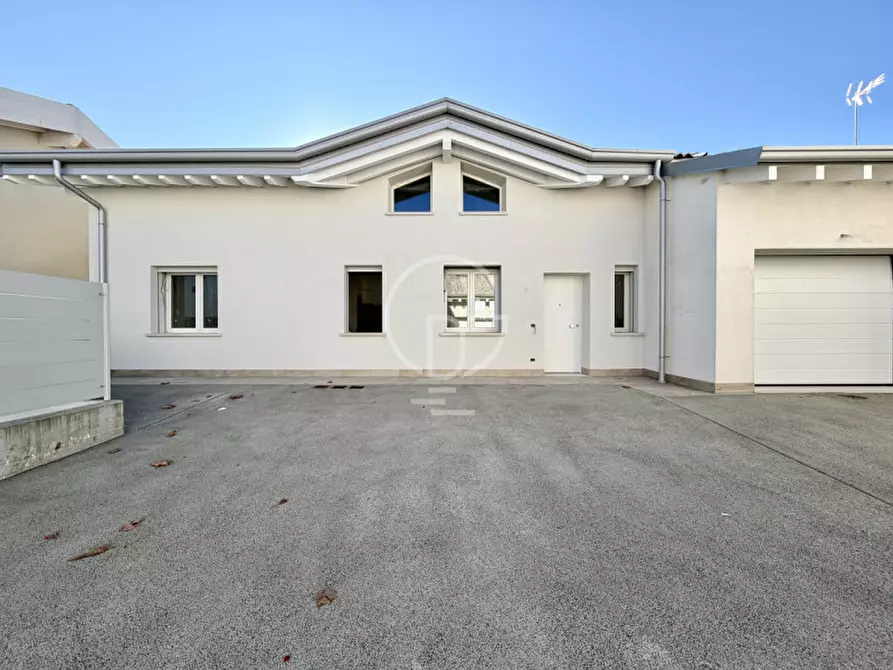 Immagine 1 di Casa bifamiliare in vendita  in Via Ugo Foscolo a Desenzano Del Garda