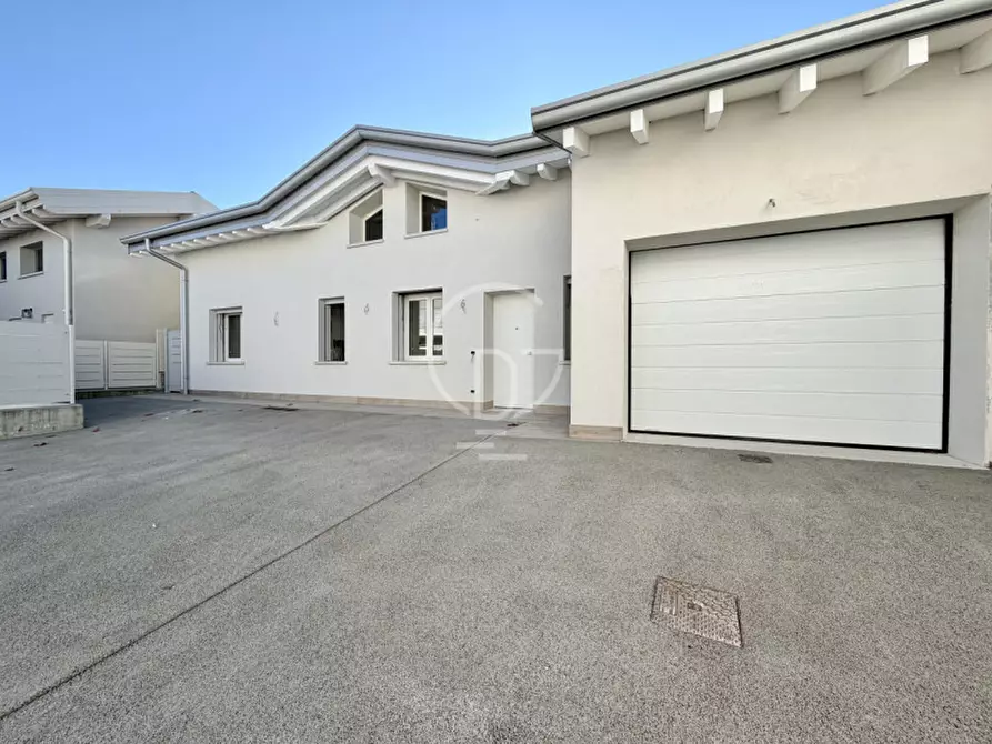 Immagine 2 di Casa bifamiliare in vendita  in Via Ugo Foscolo a Desenzano Del Garda