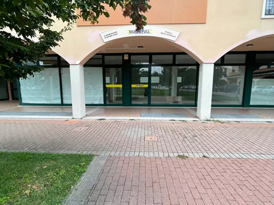 Immagine 1 di Negozio in vendita  in via Bachelet a Torreglia