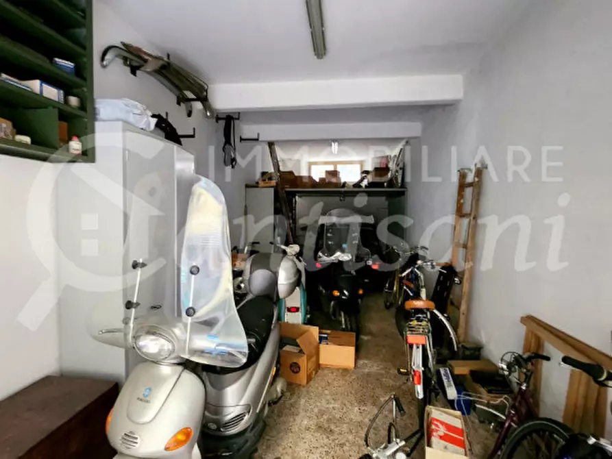 Immagine 1 di Garage in vendita  in via Malpighi a Firenze