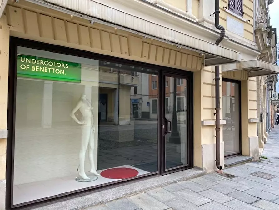 Immagine 1 di Negozio in vendita  a Suzzara