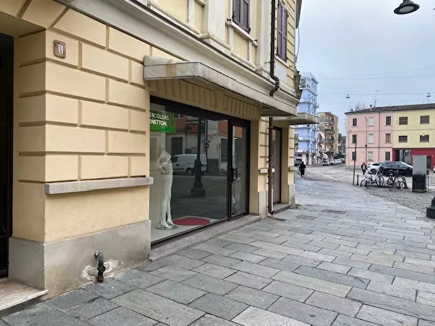 Immagine 2 di Negozio in vendita  a Suzzara
