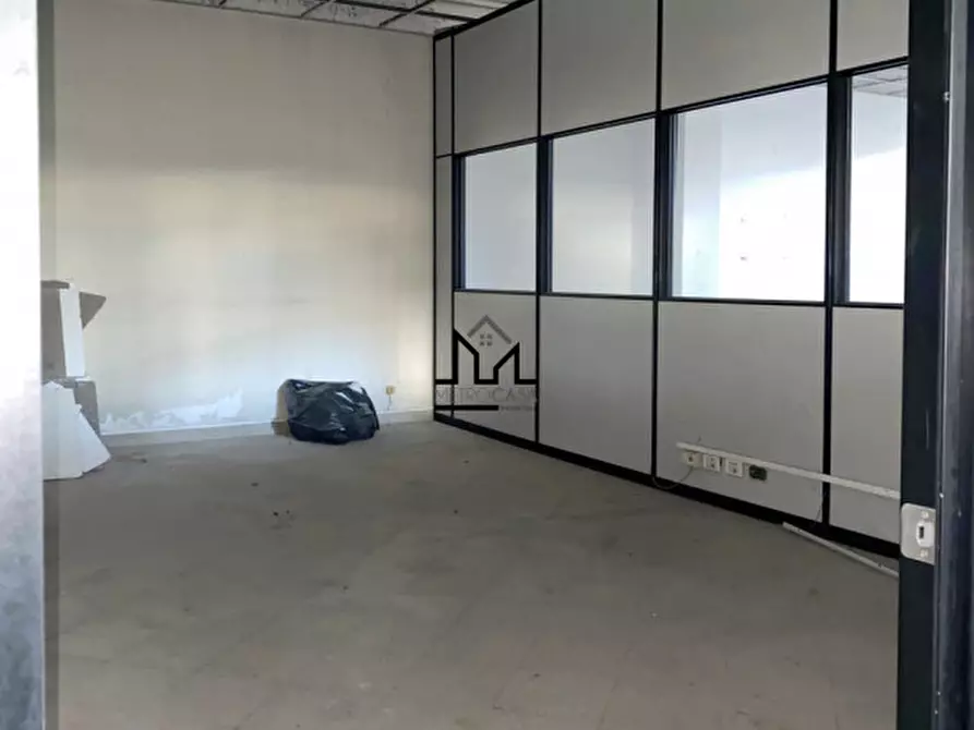 Immagine 11 di Magazzino in vendita  a Palermo