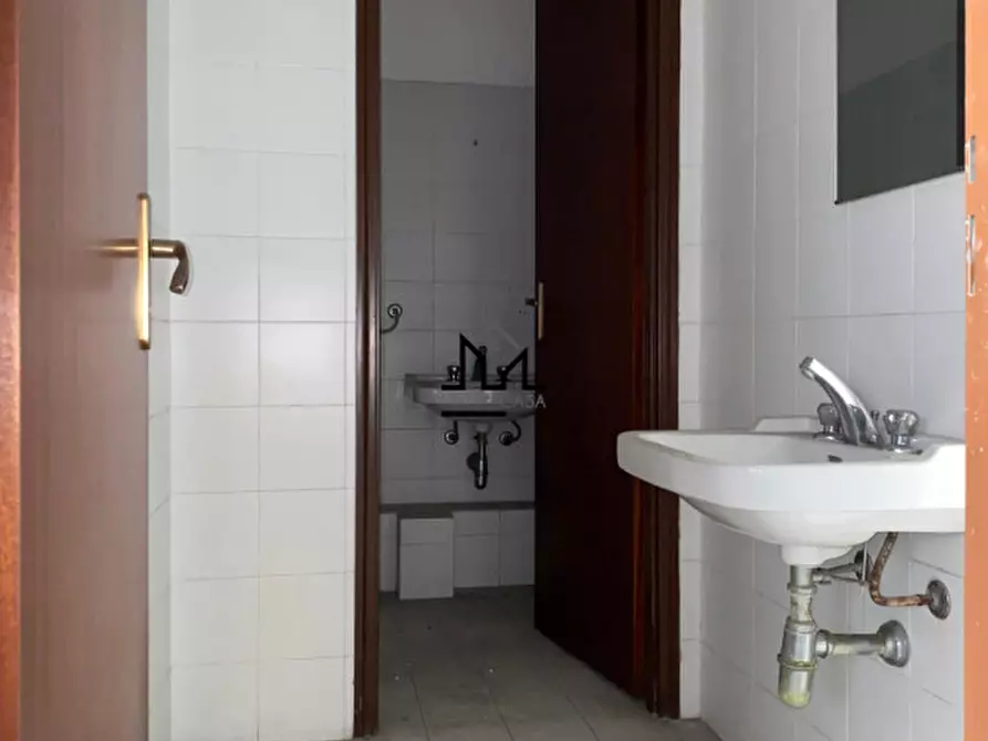 Immagine 25 di Magazzino in vendita  a Palermo