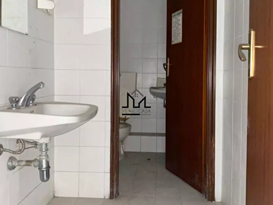 Immagine 26 di Magazzino in vendita  a Palermo