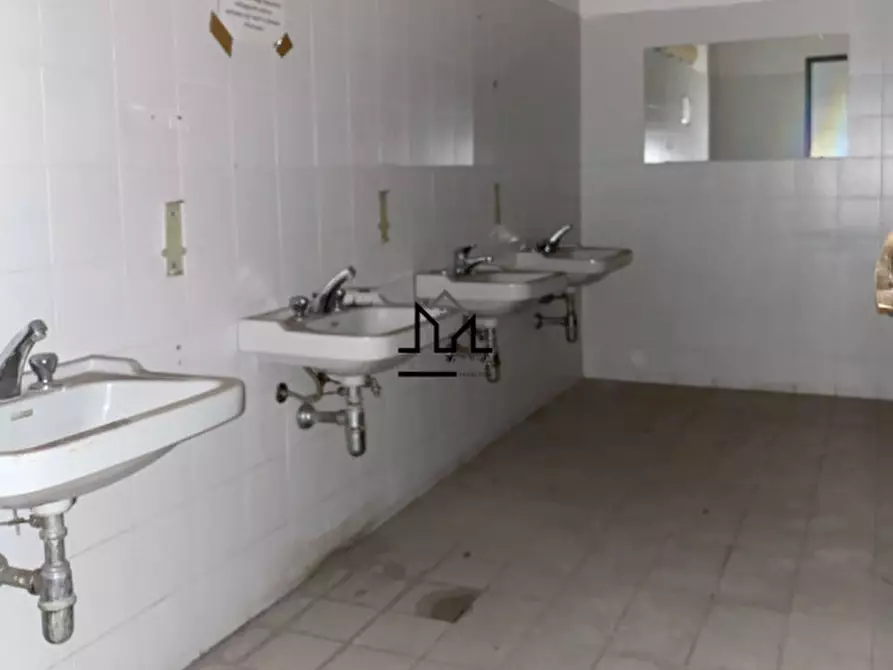 Immagine 28 di Magazzino in vendita  a Palermo