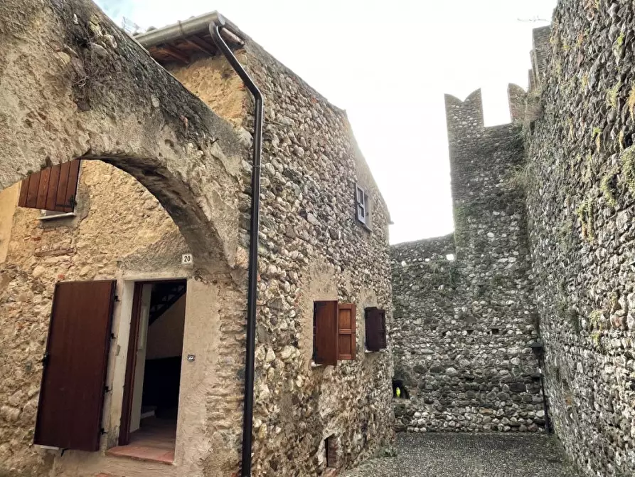 Immagine 1 di Appartamento in vendita  in via castello a Padenghe Sul Garda