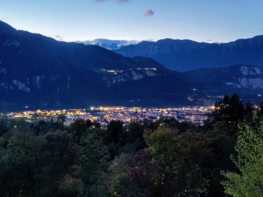 Immagine 1 di Villa in vendita  in via della villa a Trento