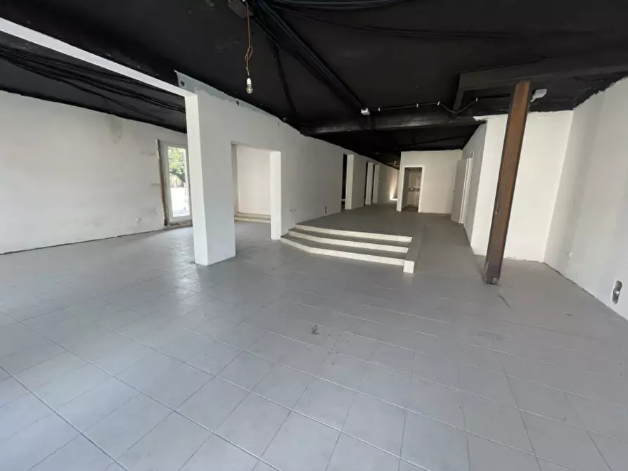 Immagine 1 di Negozio in affitto  in Via Perosi a Padova