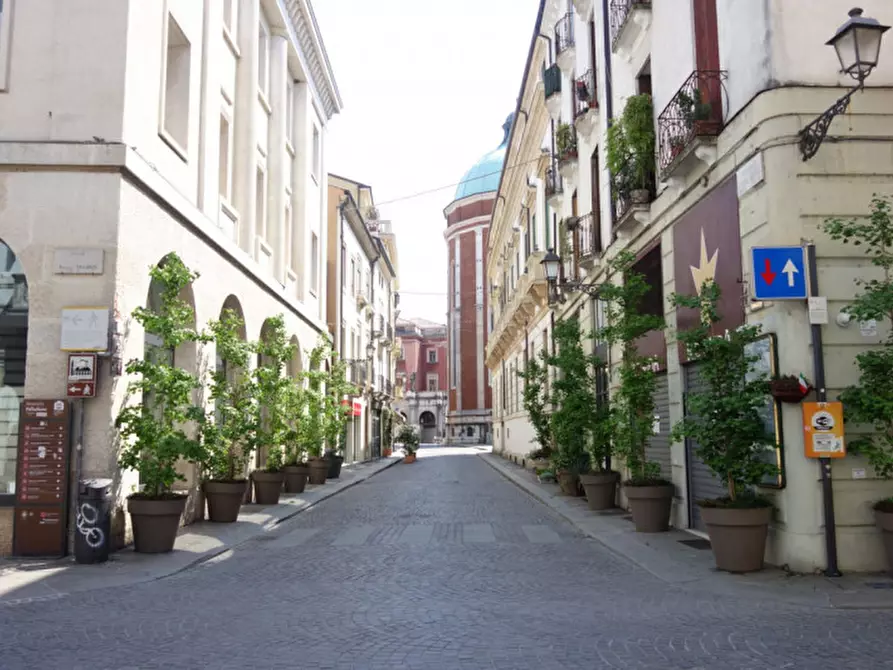 Immagine 1 di Negozio in vendita  in Corso Palladio 72 a Vicenza