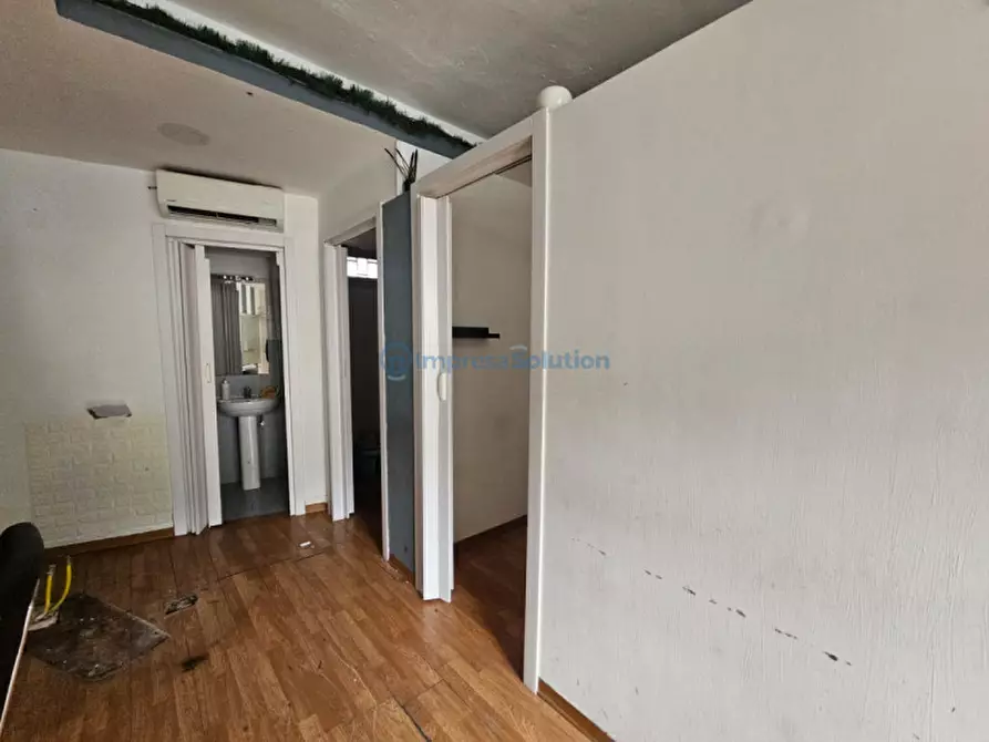 Immagine 13 di Negozio in affitto  in Via Tiberio a Napoli