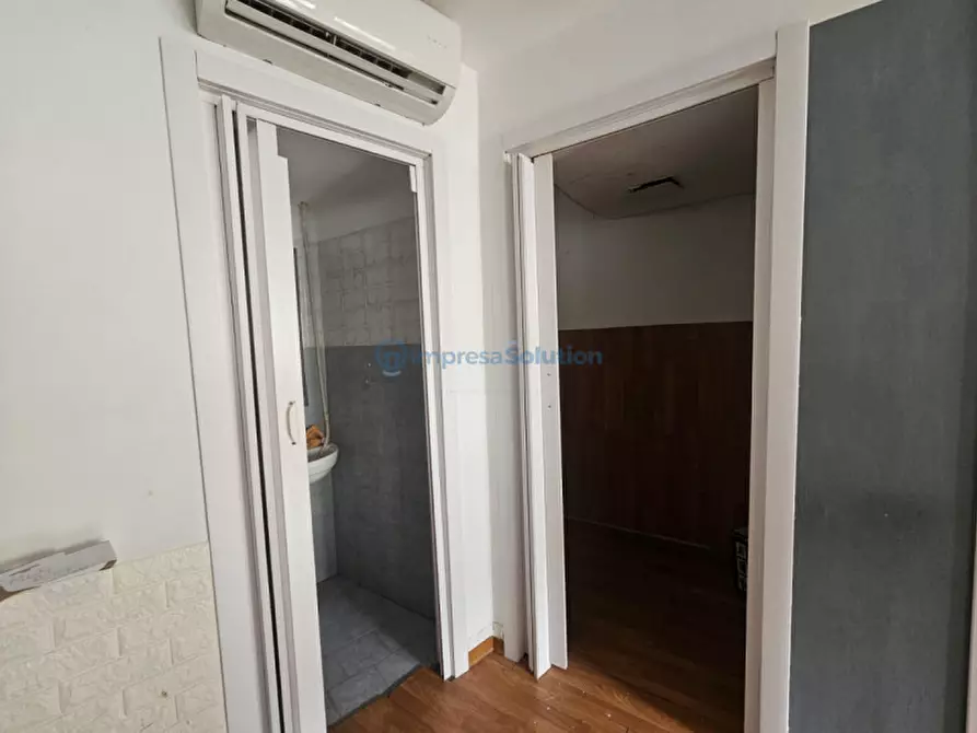 Immagine 15 di Negozio in affitto  in Via Tiberio a Napoli