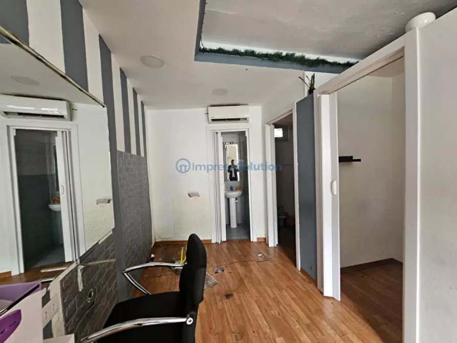 Immagine 16 di Negozio in affitto  in Via Tiberio a Napoli