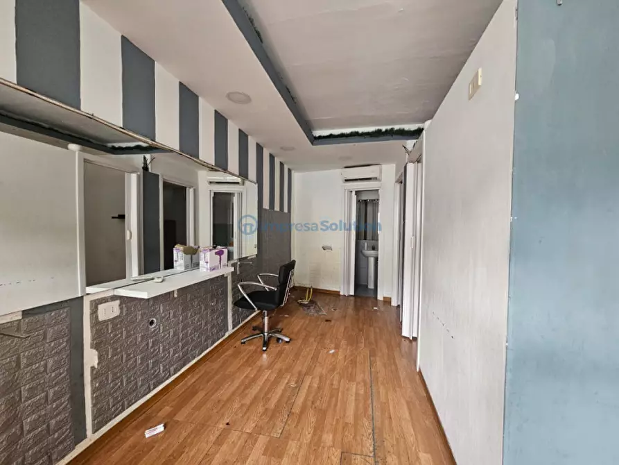 Immagine 19 di Negozio in affitto  in Via Tiberio a Napoli