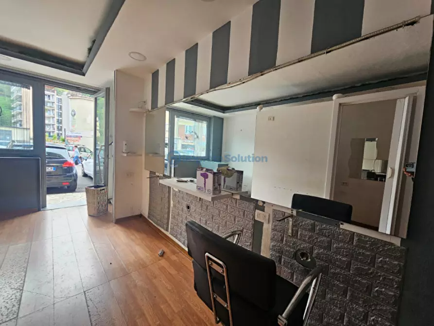 Immagine 21 di Negozio in affitto  in Via Tiberio a Napoli