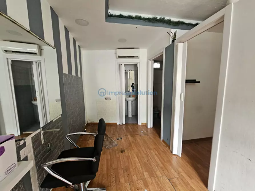 Immagine 22 di Negozio in affitto  in Via Tiberio a Napoli
