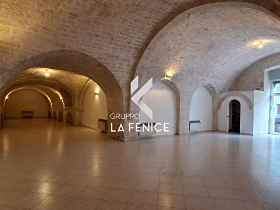 Immagine 1 di Negozio in affitto  in piazza Marconi a Locorotondo