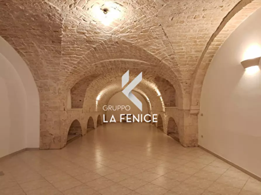 Immagine 9 di Negozio in affitto  in piazza Marconi a Locorotondo