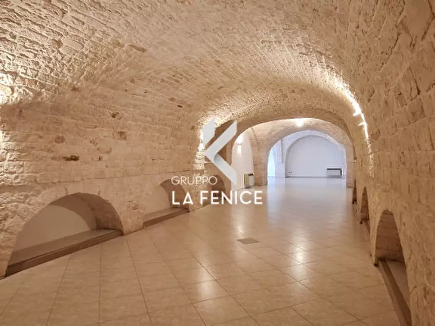 Immagine 19 di Negozio in affitto  in piazza Marconi a Locorotondo