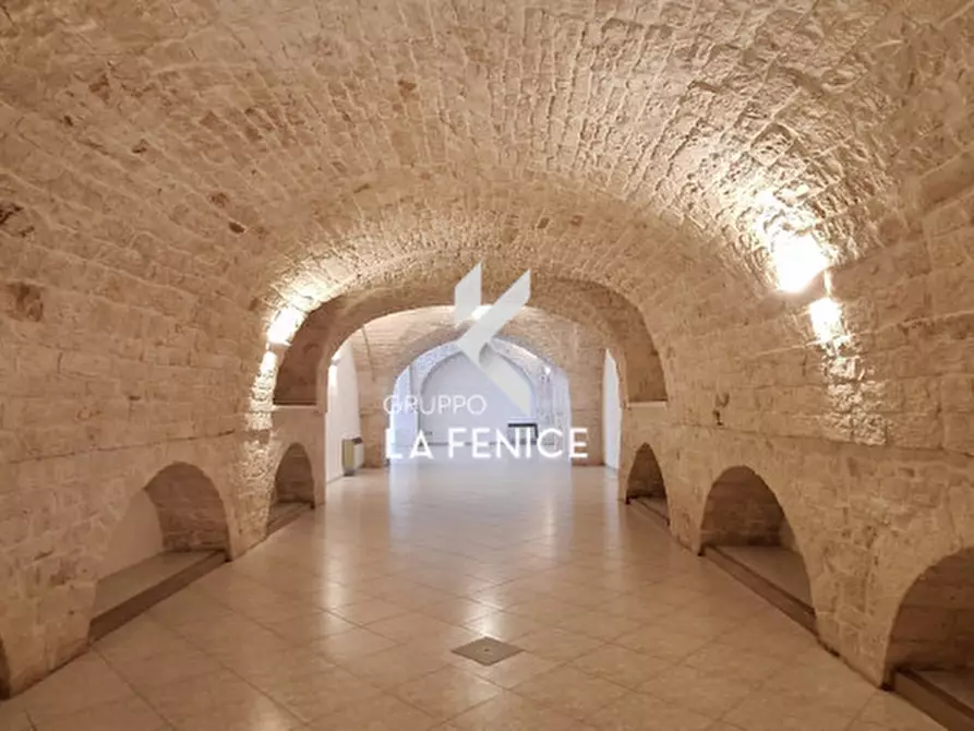 Immagine 21 di Negozio in affitto  in piazza Marconi a Locorotondo