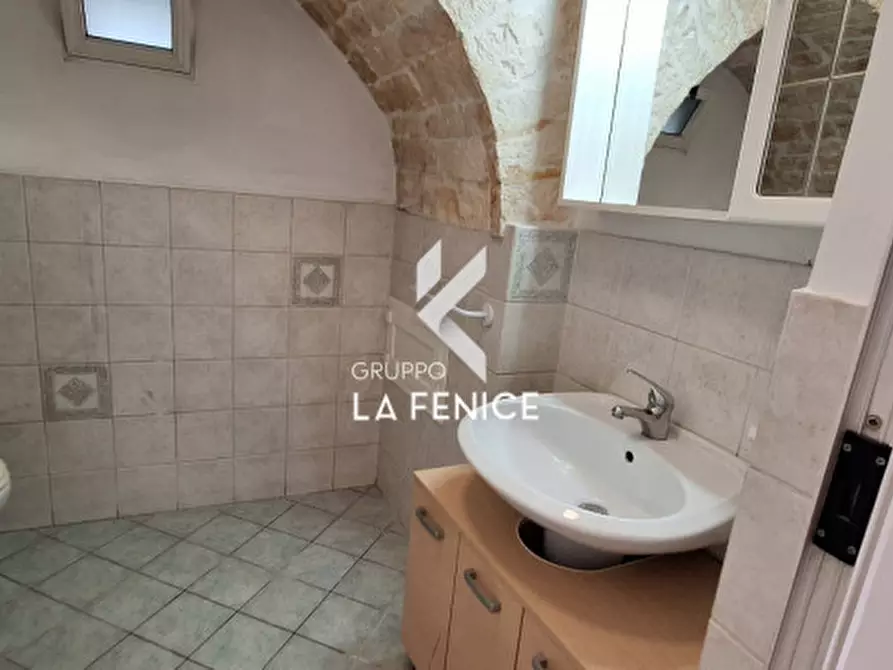 Immagine 26 di Negozio in affitto  in piazza Marconi a Locorotondo