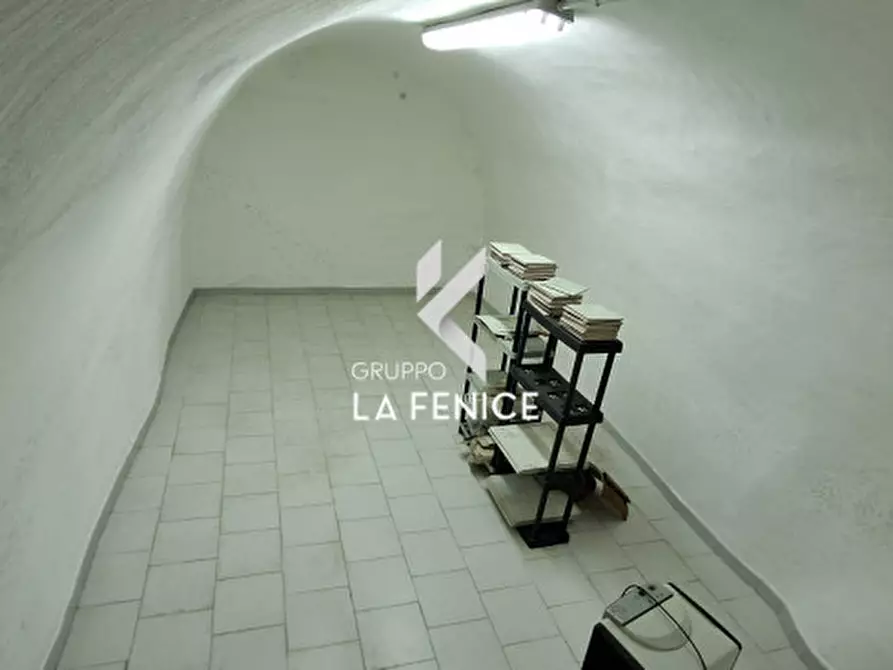 Immagine 30 di Negozio in affitto  in piazza Marconi a Locorotondo