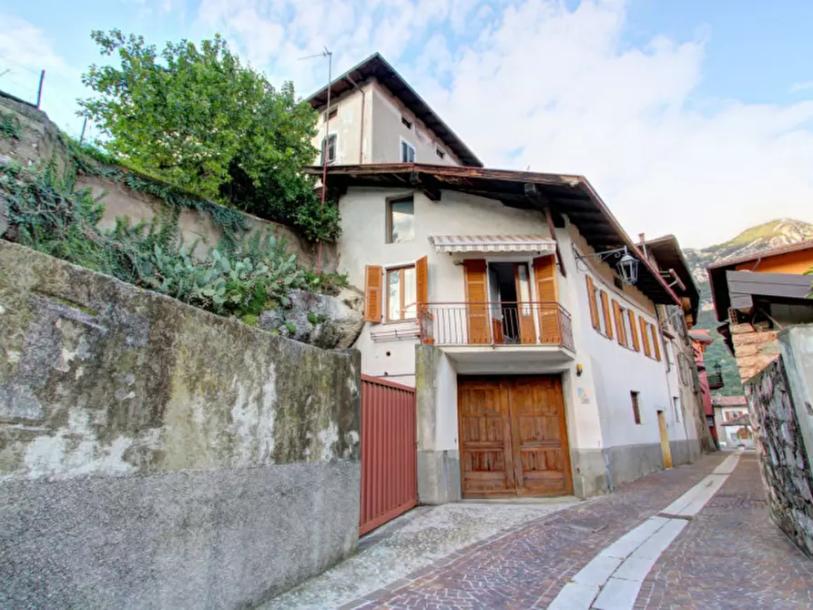 Immagine 1 di Casa bifamiliare in vendita  a Nago-Torbole