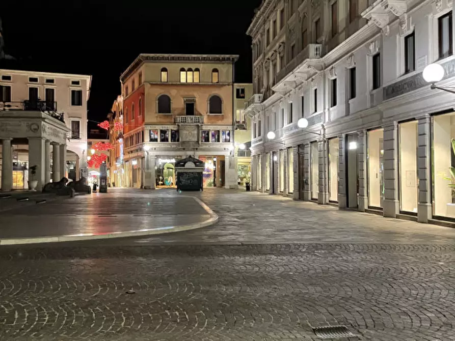 Immagine 21 di Negozio in vendita  in via dante a Padova