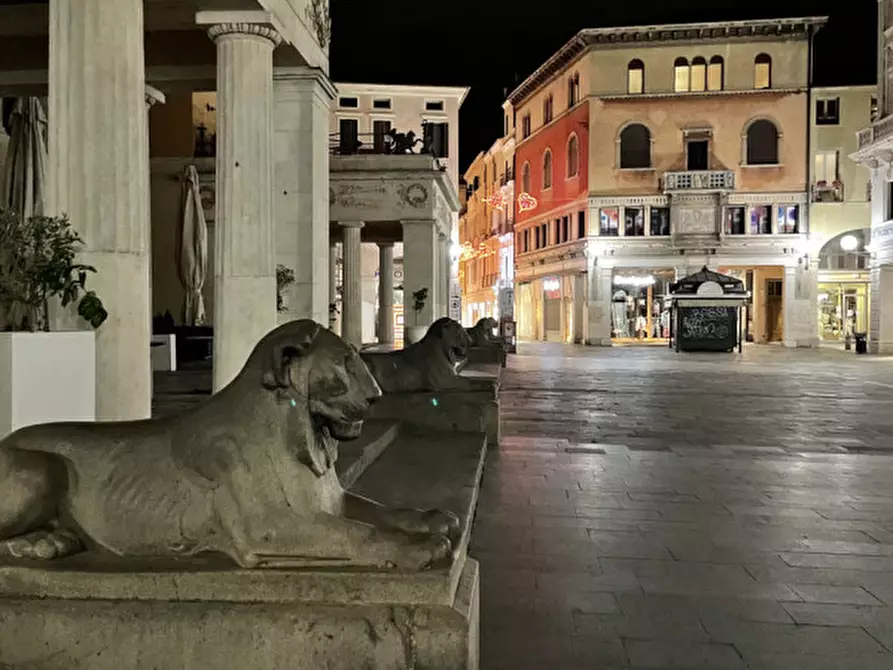 Immagine 23 di Negozio in vendita  in via dante a Padova