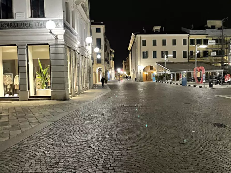 Immagine 25 di Negozio in vendita  in via dante a Padova