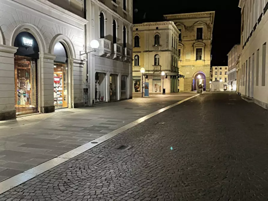 Immagine 26 di Negozio in vendita  in via dante a Padova