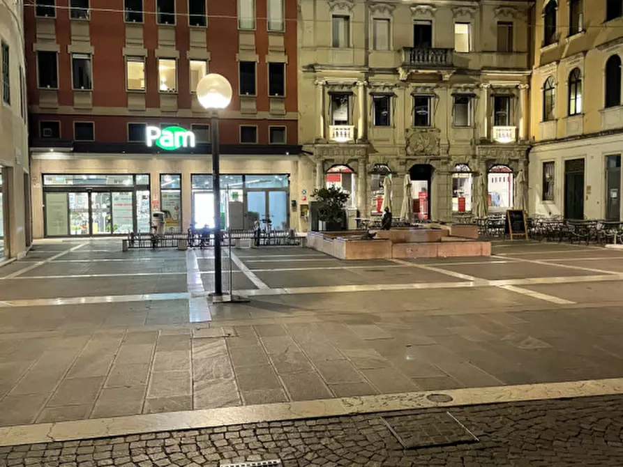 Immagine 27 di Negozio in vendita  in via dante a Padova