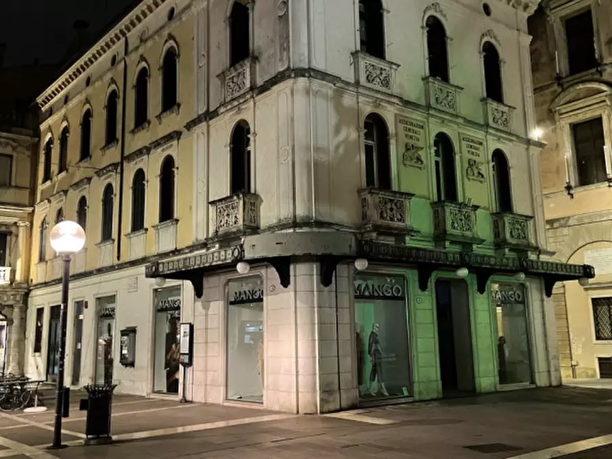 Immagine 28 di Negozio in vendita  in via dante a Padova