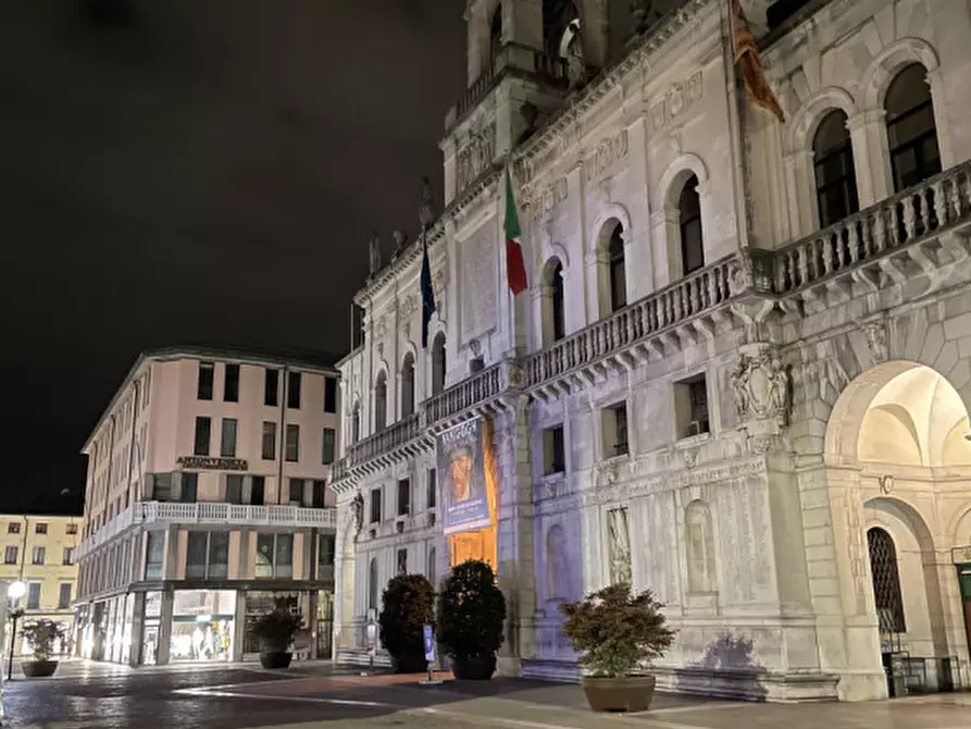 Immagine 29 di Negozio in vendita  in via dante a Padova