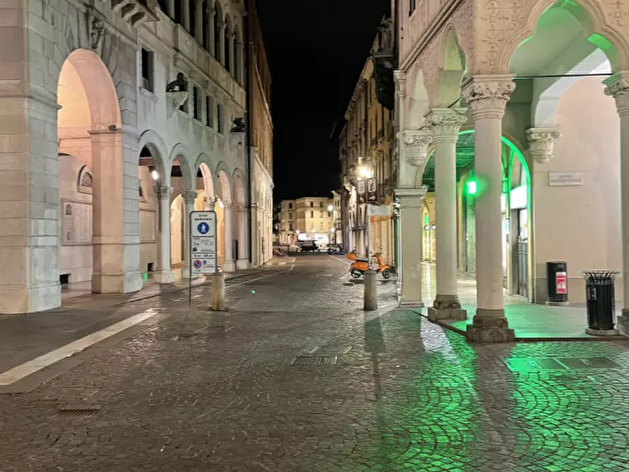 Immagine 30 di Negozio in vendita  in via dante a Padova