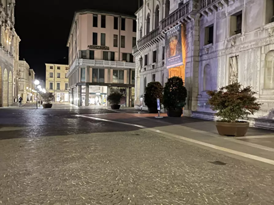 Immagine 31 di Negozio in vendita  in via dante a Padova