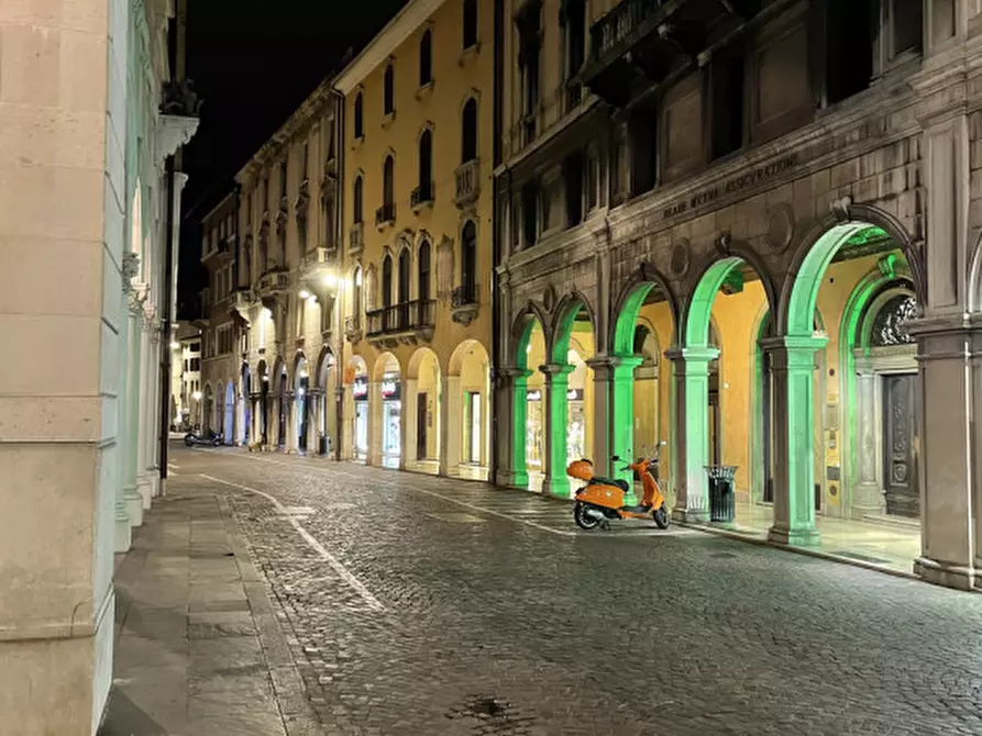 Immagine 32 di Negozio in vendita  in via dante a Padova