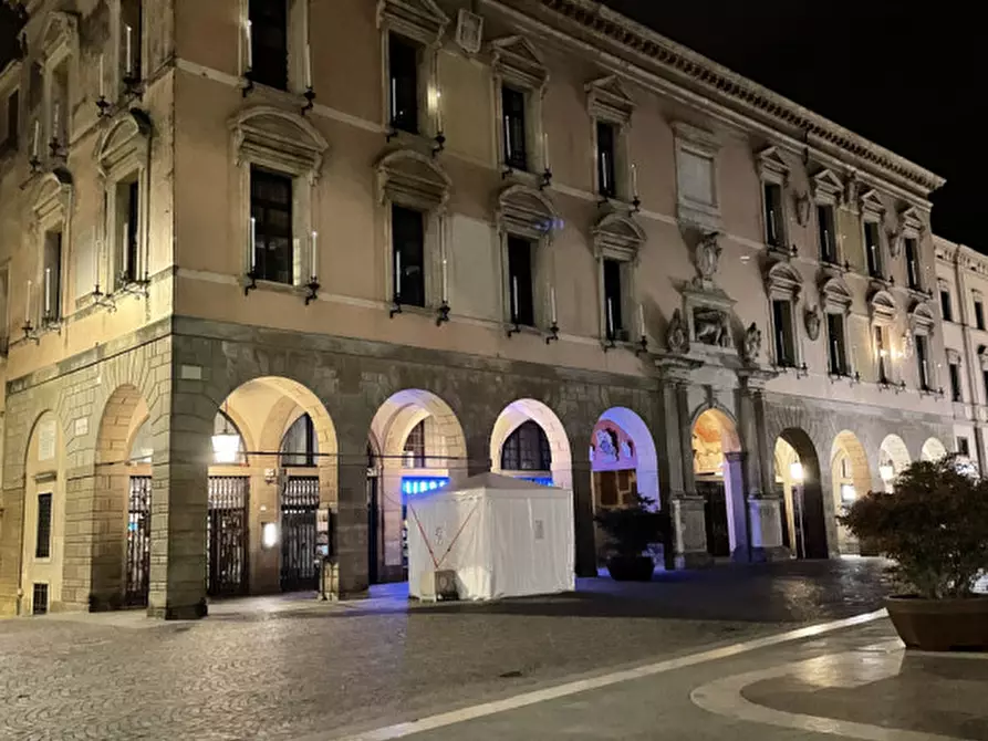 Immagine 33 di Negozio in vendita  in via dante a Padova